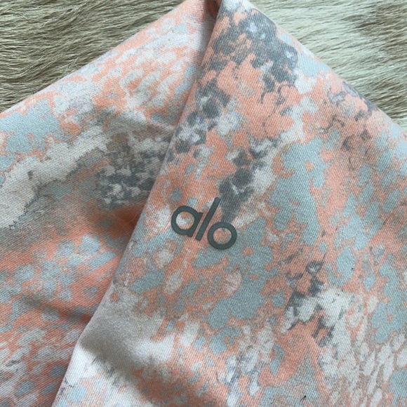 ALO Yoga Peach Snakeskin Airbrush Legging: Size XS - Picture 6 of 7